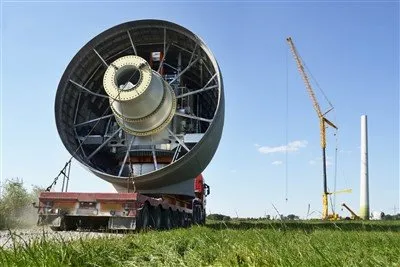 50-tonska prikolica z nizko posteljo za generator vetrne turbine